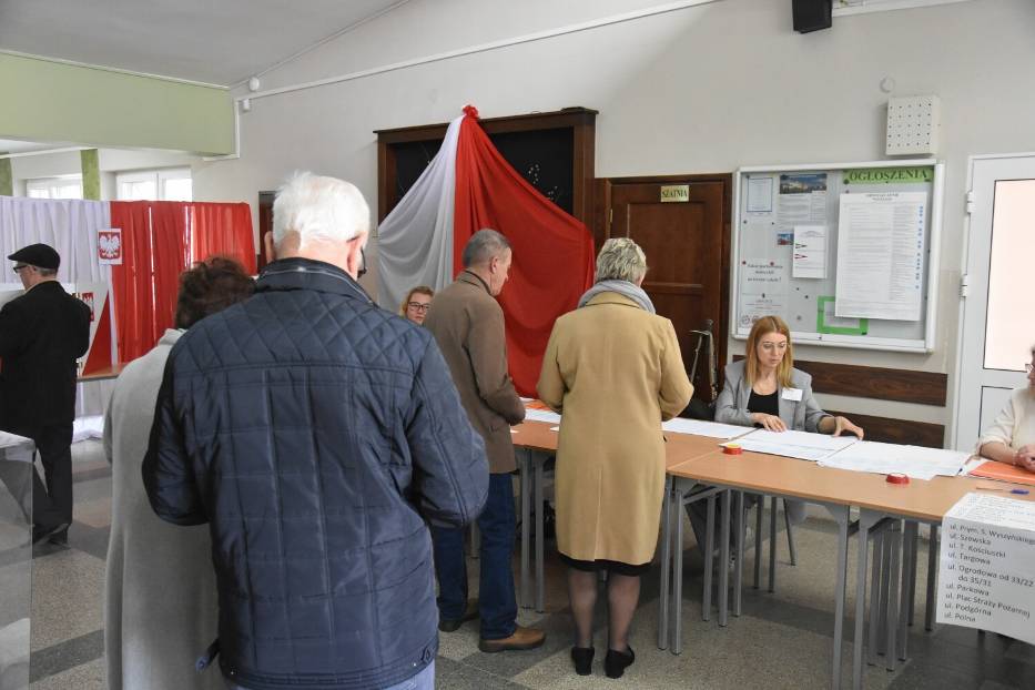 Śremianie i mieszkańcy powiatu głosują w wyborach samorządowych. Tyle osób poszło do urn w naszym regionie. Dane PKW z godz. 12:00
