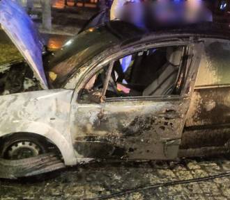 Spalił się samochód w Lesznie. Ogień pojawił się pod maską w czasie jazdy