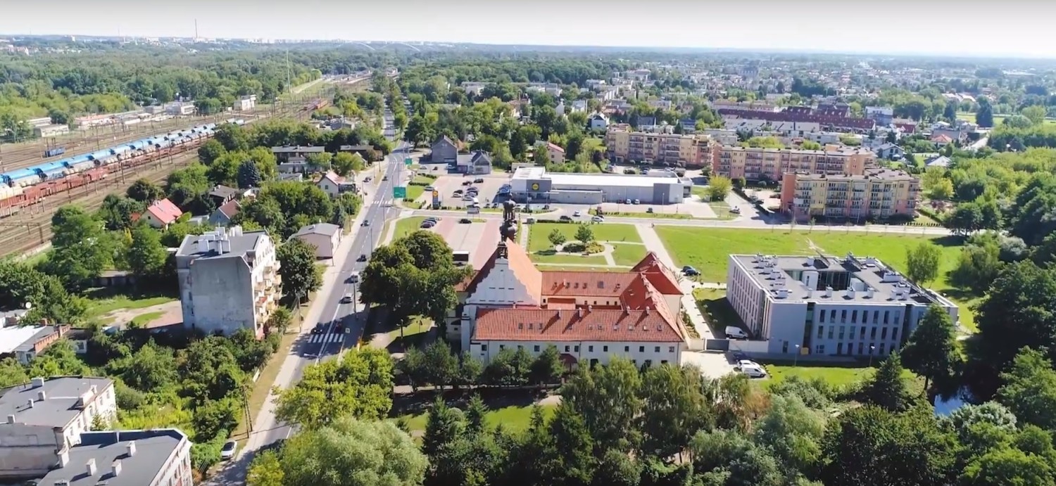 Toruń z drona prezentuję się naprawdę niesamowicie! Zobaczcie nasze nowe zdjęcia z lotu ptaka! Tym razem wzięliśmy na cel: Rudak, Czerniewice, Stawki, Podgórz! Widok wielu obiektów i miejsc, które znacie, widzianych z takiej wysokości może zaskoczyć! Zapraszamy w podniebną podróż po Toruniu! Ciekawe czy rozpoznacie lokalizację wszystkich obiektów, które prezentujemy na fotografiach z drona? >>>>>>>Zobacz koniecznie: Toruń z drona: Jakubskie Przedmieście i MokreToruń z drona: starówka i Bydgoskie Przedmieście