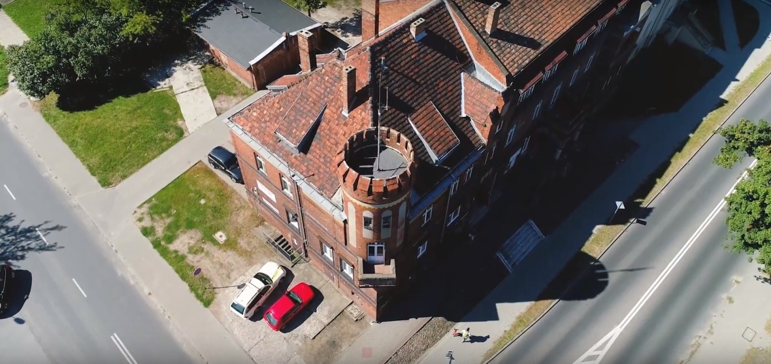 Toruń z drona prezentuję się naprawdę niesamowicie! Zobaczcie nasze nowe zdjęcia z lotu ptaka! Tym razem wzięliśmy na cel: Rudak, Czerniewice, Stawki, Podgórz! Widok wielu obiektów i miejsc, które znacie, widzianych z takiej wysokości może zaskoczyć! Zapraszamy w podniebną podróż po Toruniu! Zobacz koniecznie: Toruń z drona: Jakubskie Przedmieście i MokreToruń z drona: starówka i Bydgoskie Przedmieście