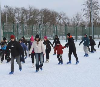 Dużo łyżwiarzy jeździło na lodowisku w Radomiu. ZDJĘCIA