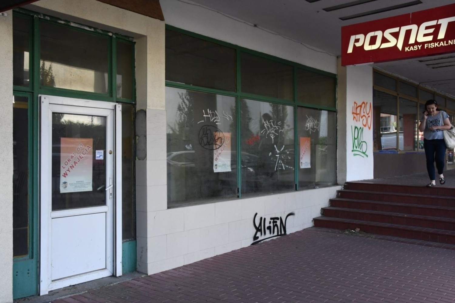 Jeden z wielu opuszczonych lokali na parterze biurowca przy Sienkiewicza 76