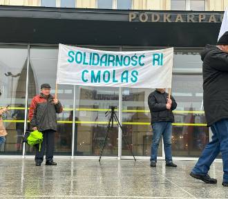 Protest rolników przed Urzędem Wojewódzkim w Rzeszowie [ZDJĘCIA]
