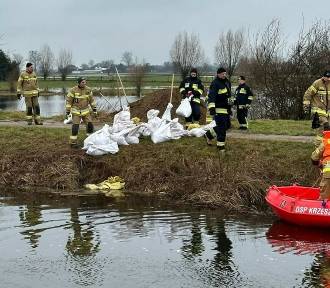 Woda zalewa pola rolników z okolic Krzeszyc. W sprawę zaangażował się wojewoda