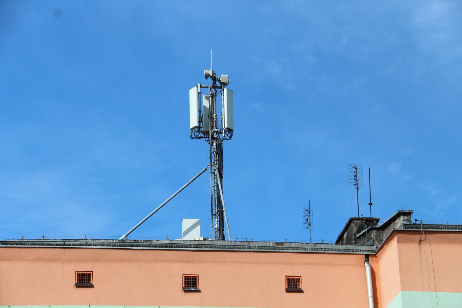 Stacja bazowa telefonii komórkowej powstała m.in. na bloku u zbiegu ulic Kasprzaka i Józefa Piłsudskiego w Dąbrowie Górniczej Zobacz kolejne zdjęcia/plansze. Przesuwaj zdjęcia w prawo - naciśnij strzałkę lub przycisk NASTĘPNE
