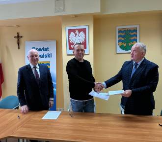 Kolejna umowa na realizację robót drogowych podpisało suwalskie starostwo powiatowe 