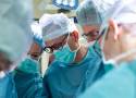 Światowej sławy amerykański chirurg operuje dzieci w Krakowie