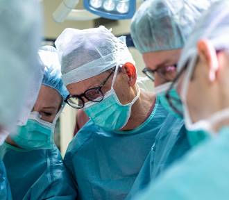 Światowej sławy amerykański chirurg operuje dzieci w Krakowie