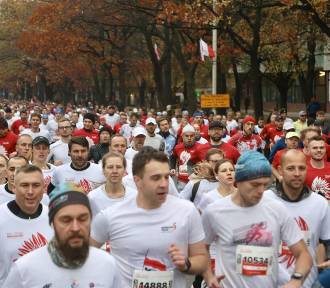 15 tys. biegaczy uczciło w Warszawie Święto Niepodległości. Za nami kultowy bieg