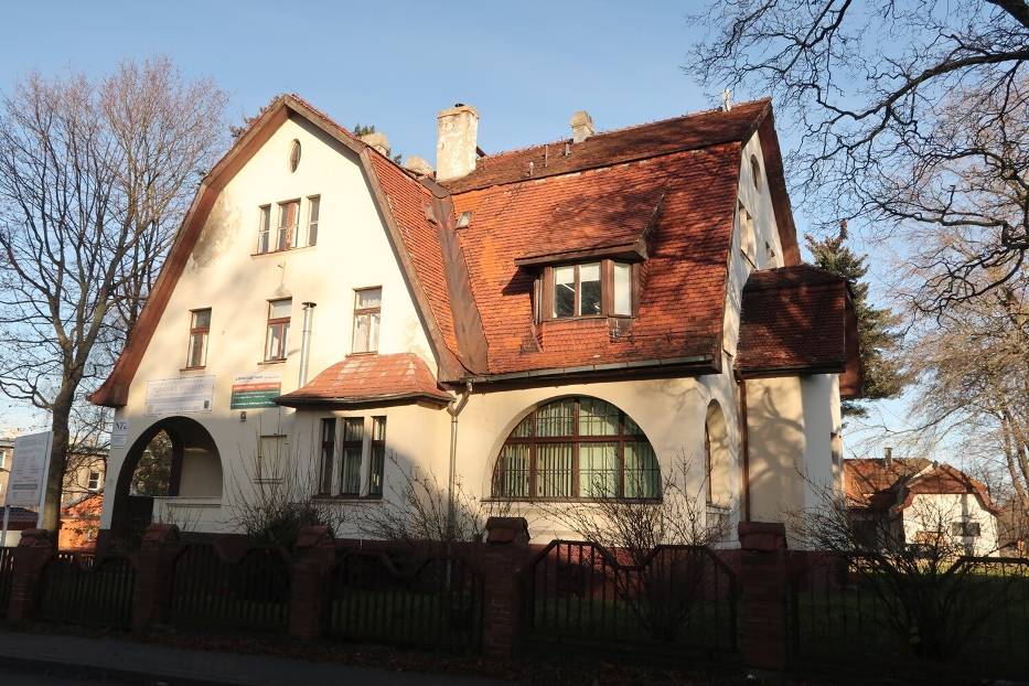 Budynek dawnej przychodni zdrowia w Wałbrzychu wystawiony na sprzedaż! Zdjęcia