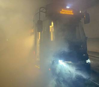 Dym, ranni i strażacy w tunelu tramwajowym