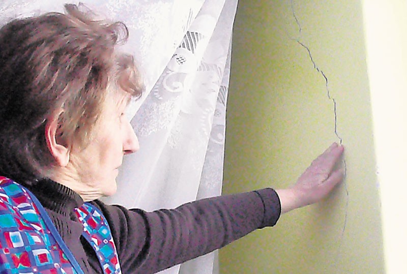 Halina Hałada z Chabielic na ścianie swojego domu odkryła kilka rys