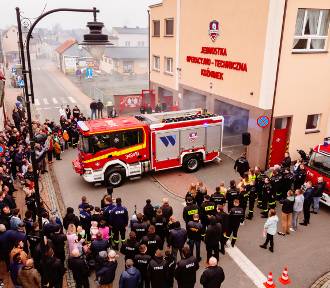 Wielka feta w Koźminku. Strażacy i mieszkańcy powitali nowy wóz strażacki. ZDJĘCIA