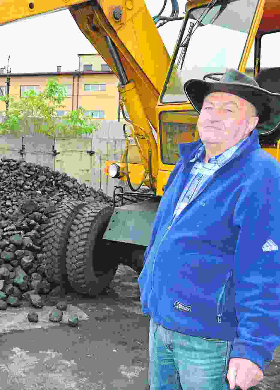Wczoraj do składu opału Jerzego Czopa dostarczono około 27 ton węgla