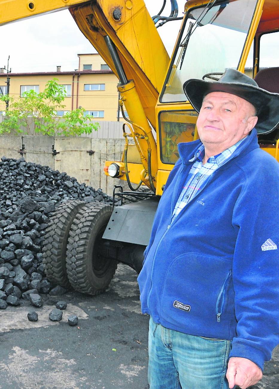 Wczoraj do składu opału Jerzego Czopa dostarczono około 27 ton węgla