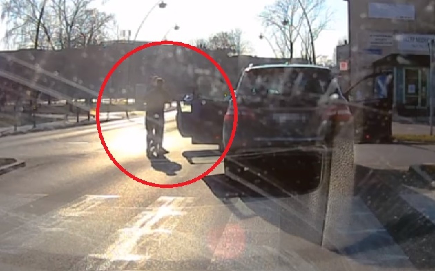 Nie wiadomo dlaczego kierowca Peugeota zajechał drogę kierowcy Mercedesa
