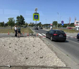 Dramatyczne zderzenie w Toruniu. BMW potrąciło rowerzystę na przejściu dla pieszych