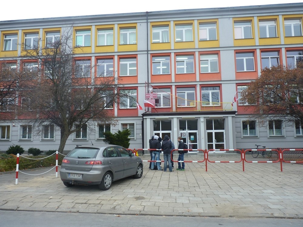 Przed szkołą przy ul