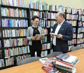 Biblioteka, dzięki darowiźnie, wzbogaciła się o książki związane z regionem