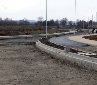 Trwa budowa ulicy Szybowcowej na byłym lotnisku w Legnicy, zobaczcie aktualne zdjęcia