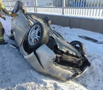 Wypadek koło Wrocławia: Samochód dachował, a kierowca z pasażerami zniknęli 
