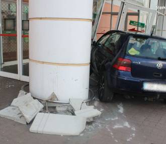 Kierująca autem wjechała w drzwi prowadzące do centrum handlowego w Sosnowcu