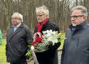 79. rocznica "wyzwolenia" Śremu. Działacze Nowej Lewicy oddali hołd poległym i złożyli kwiaty przy Pomniku Żołnierza Polskiego