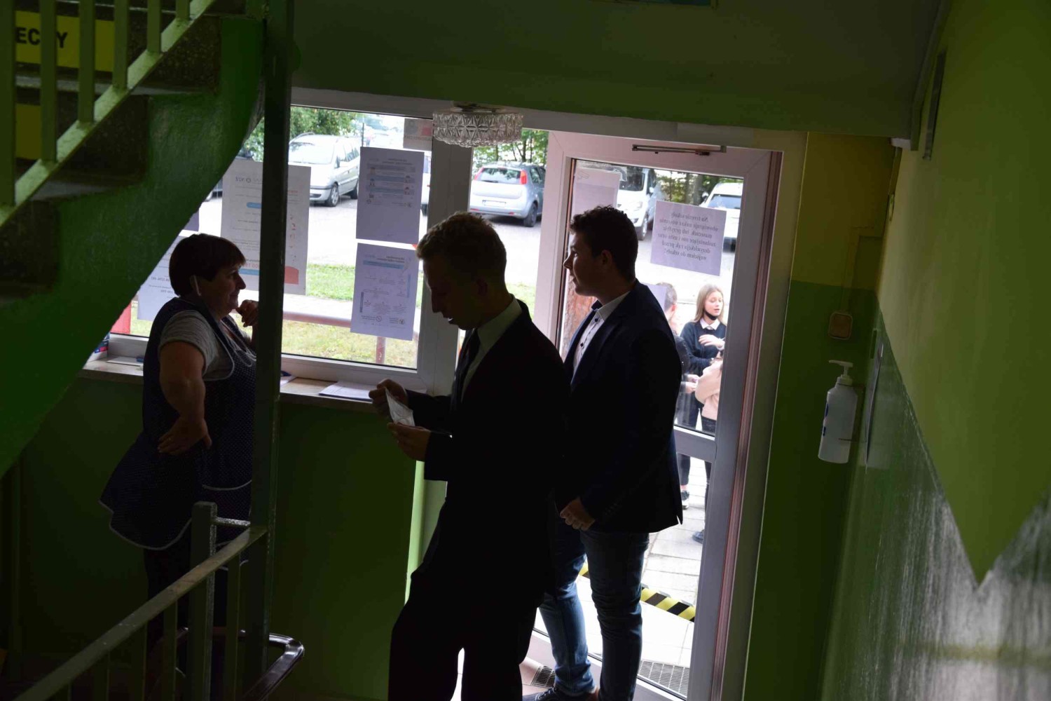Na szkolnych korytarzach trzeba mieć nałożoną maseczkę