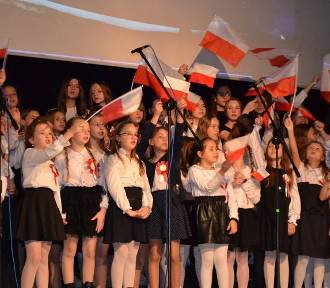 Święto Niepodległości we Włoszczowie. Piękny spektakl w Domu Kultury (ZDJĘCIA)