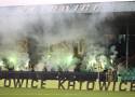 Kibice GKS Katowice nie oszczędzali się na derbowym meczu z GKS Tychy. Yoda, pirotechnika i żądanie zmiany trenera - ZDJĘCIA, WIDEO