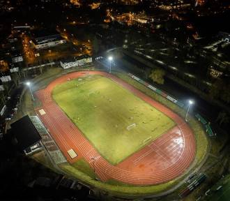 Odnowiony stadion w Czeladzi nocą wygląda zjawiskowo!