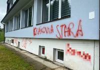 Akt wandalizmu na budynku starej szkoły w Łomnej, policja szuka sprawców