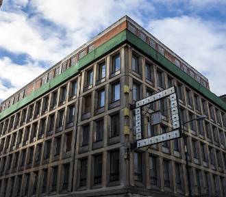 Pusty budynek w Śródmieściu. Dawniej był tu teatr i Centrala Handlu Zagranicznego. Od czterech 