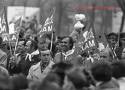 1 maja w Sieradzu w latach 80. Tłumy ludzi, szli prezydent Kłos, wicemarszałek Sejmu FOTO