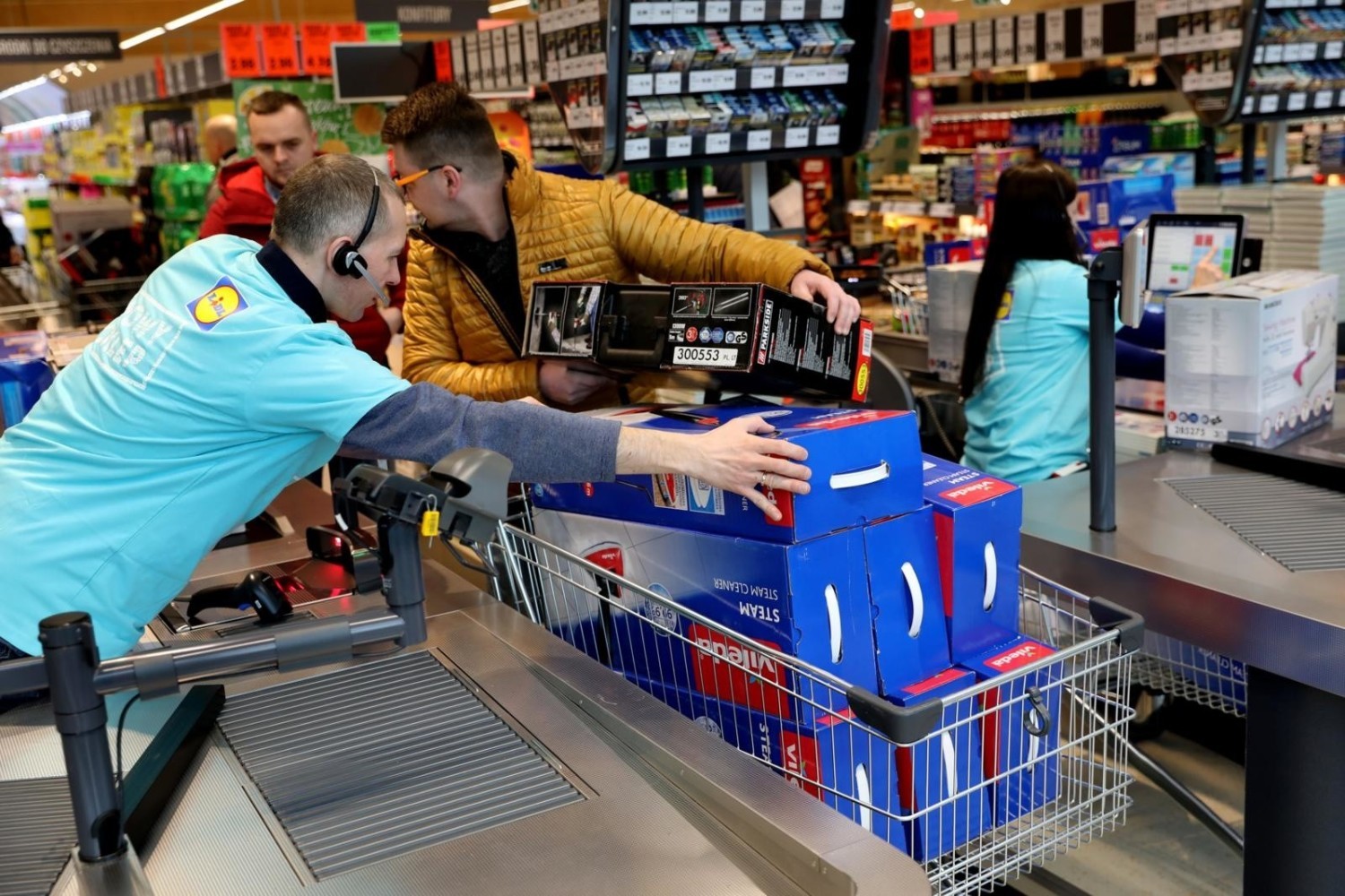 Tyle mają wynieść pensje po planowanych podwyżkach:Pensja dla nowo zatrudnionych: 3,4 tys
