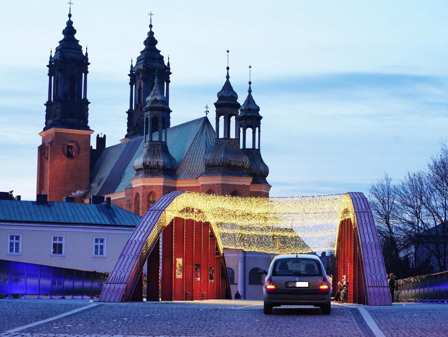 Niektórzy kierowcy postanowili ominąć korki i - łamiąc przepisy - przejeżdżać przez most Jordana