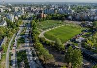 Stadion w Krakowie dziś skryty za drzewami. Czeka na przebudowę. I na ekstraklasę!
