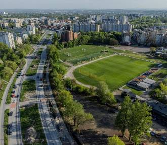 Stadion w Krakowie dziś skryty za drzewami. Czeka na rozbudowę