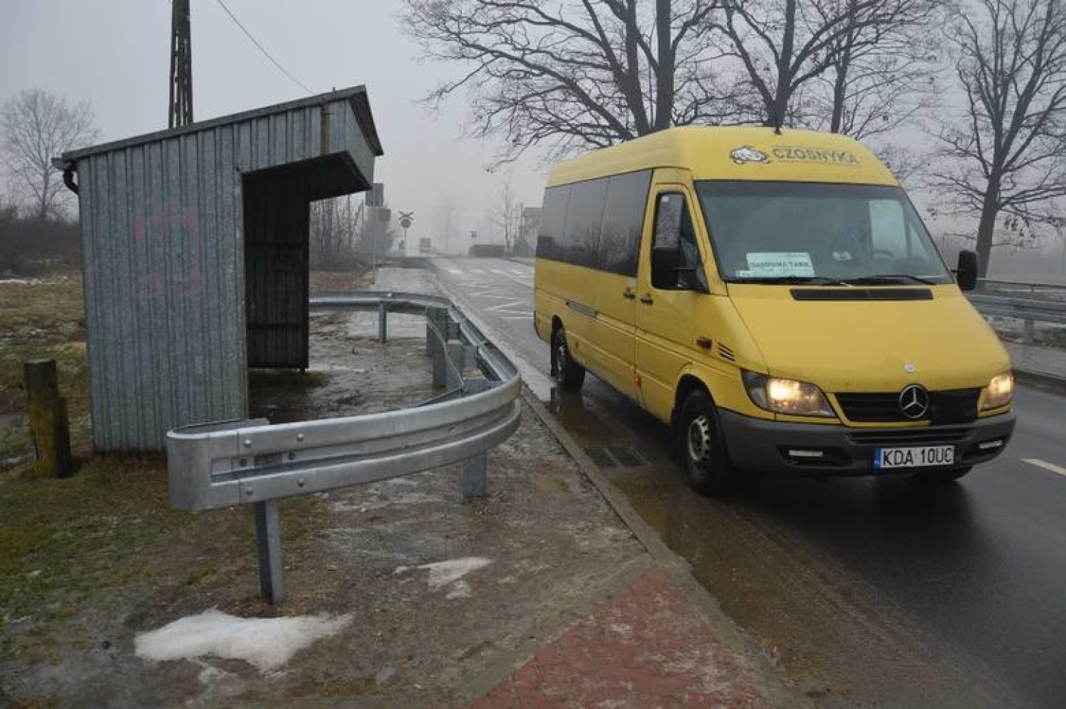 Kuriozalna wiata przystankowa przy drodze powiatowej w Dąbrówce Breńskiej
