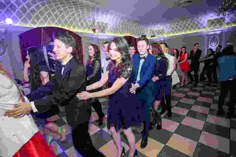 Maturzyści bez pary mogą mieć jeszcze jeden wydatek, o ile zdecydują się po cichu wynająć sobie partnera lub partnerkę na studniówkę