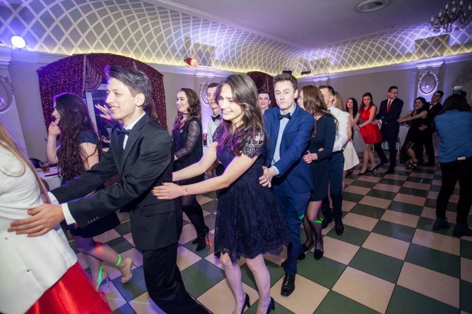 Maturzyści bez pary mogą mieć jeszcze jeden wydatek, o ile zdecydują się po cichu wynająć sobie partnera lub partnerkę na studniówkę