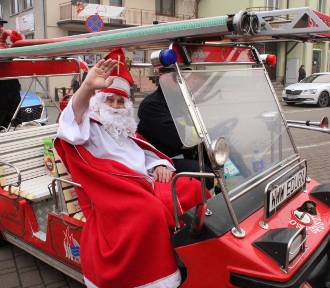 Święty Mikołaj przybył na dobczycki rynek spotkać się z mieszkańcami