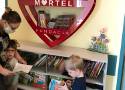 Fundacja Martel z Kalisza stawia biblioteczki w kształcie serca na oddziałach pediatrycznych w Polsce. ZDJĘCIA