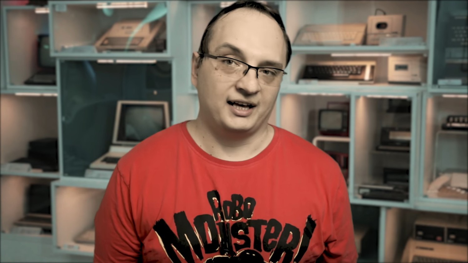 RETROGRALNIAKLIKNIJ TUTAJDla kogo? Dla miłośników klasycznych gier i starych komputerów oraz fanów filmów i fantastyki z dawnych latPrzykładowe tematy? „Atari 2600 – Przegląd starych gier”, „Podłączanie starych sprzętów do nowego telewizora”, „Jak działają kasety na Commodore i Atari?”Dlaczego warto oglądać? RetroGralnia to kopalnia wiedzy o starych technologiach i pierwszych grach komputerowych