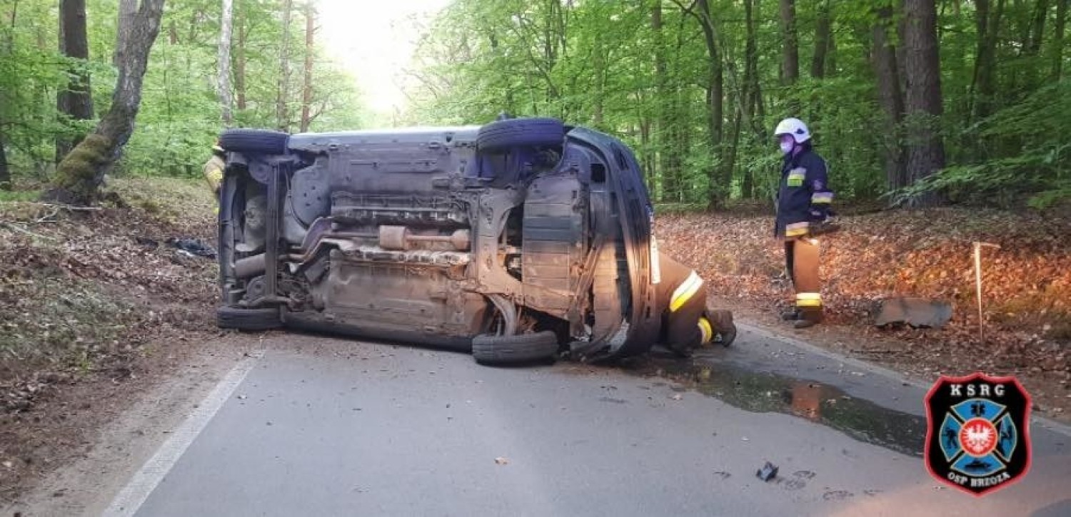 Kierowca renault tak pędził drogą powiatową do Piecek pod Bydgoszczą, że auto wylądowało na boku