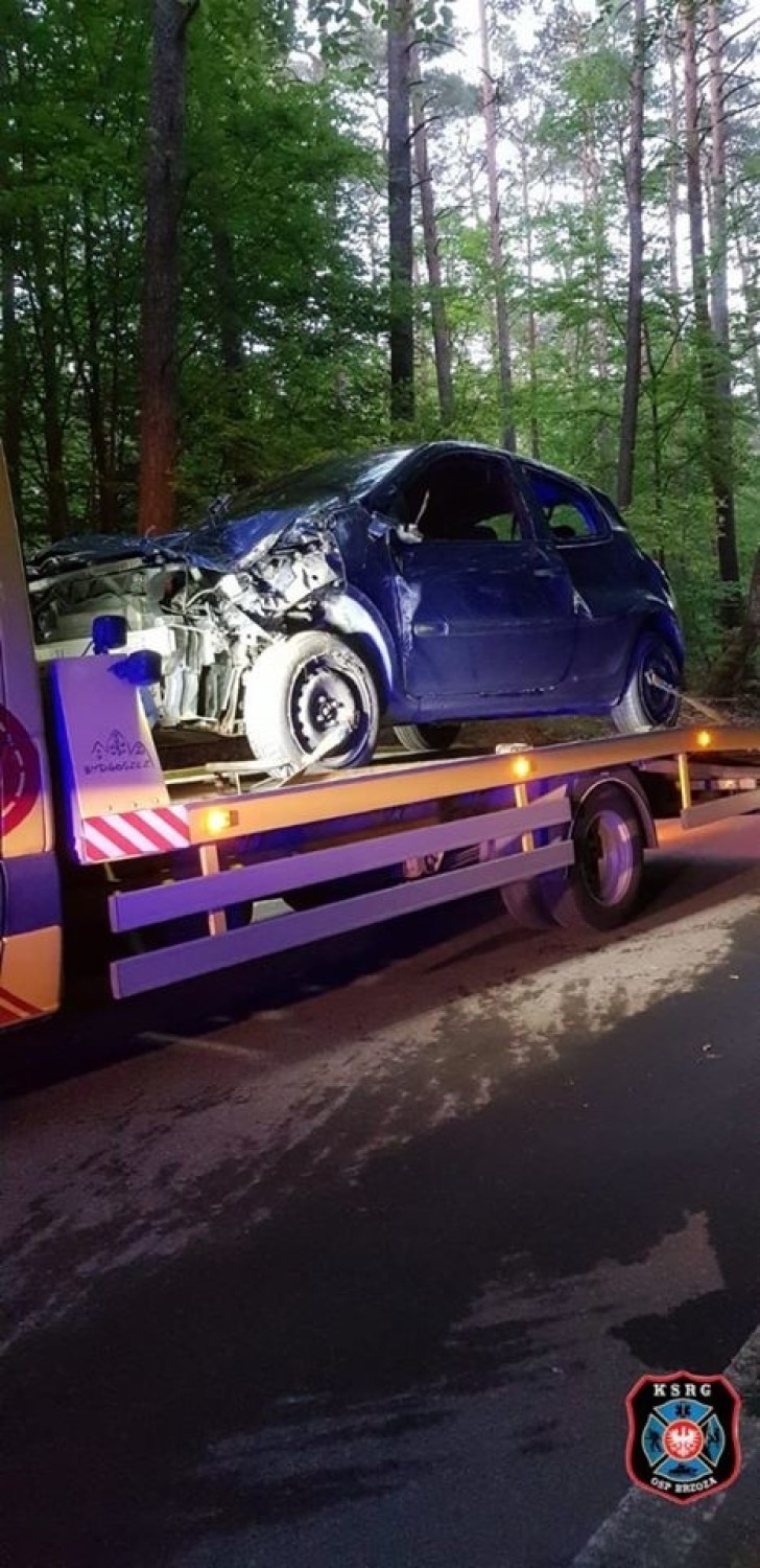 Kierowca renault tak pędził drogą powiatową do Piecek pod Bydgoszczą, że auto wylądowało na boku