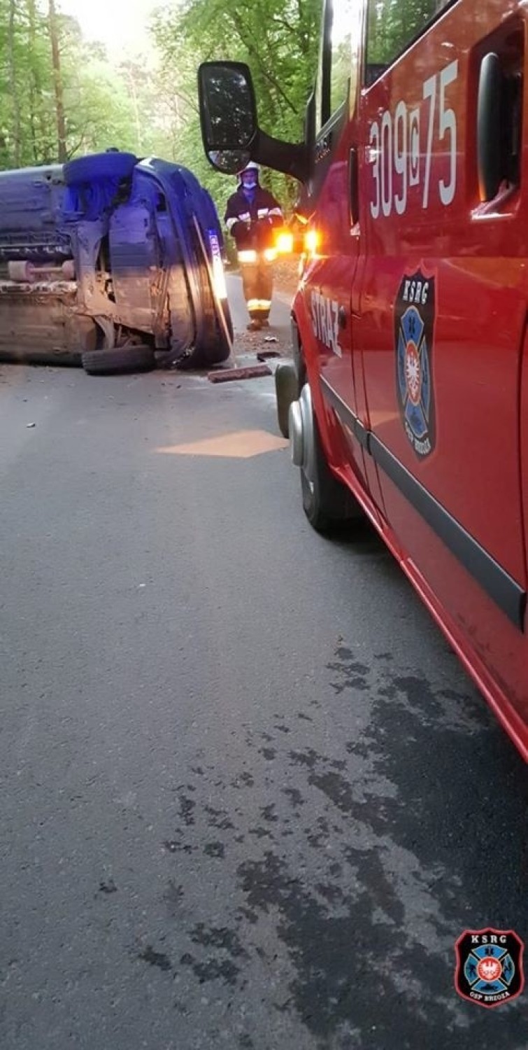 Kierowca renault tak pędził drogą powiatową do Piecek pod Bydgoszczą, że auto wylądowało na boku