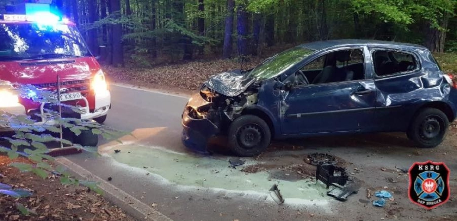 Kierowca renault tak pędził drogą powiatową do Piecek pod Bydgoszczą, że auto wylądowało na boku