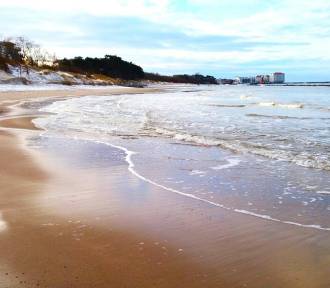 Darłowo nad Bałtykiem kusi na majówkę piękną plażą. Zdjęcia, wideo - 2024 r.