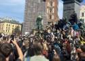 Jared Leto w Krakowie zaskoczył fanów! Spontaniczny koncert na Rynku Głównym. Szok i tłumy ludzi. Zdjęcia od czytelników, film